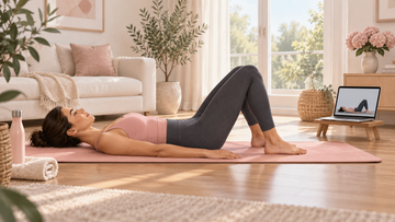 Illustration : position de départ du Pilates, sur le dos, genoux pliés et pieds à plat. / Pilates starting position, lying on the back with knees bent and feet flat.